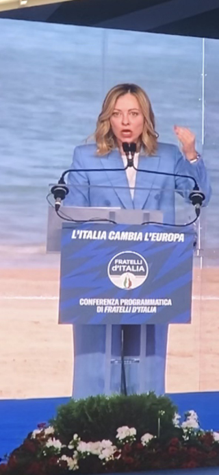 Giorgia Meloni  ha annunciato a Pescara la candidatura alle elezioni europee